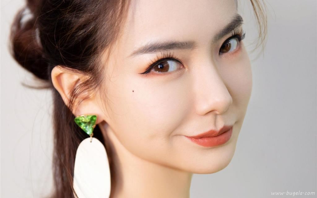 性感一字肩美女戚薇优雅气质写真图片