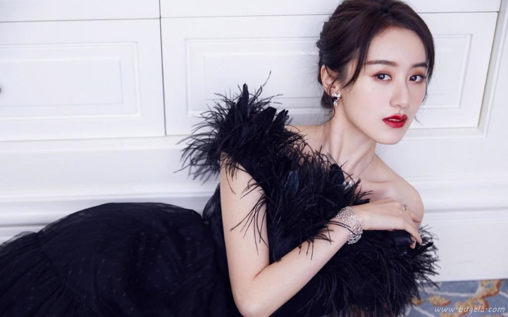 袁冰妍露肩黑羽裙性感写真图片