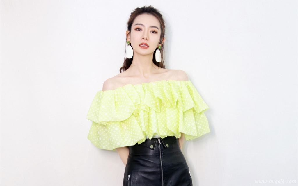 性感一字肩美女戚薇优雅气质写真图片