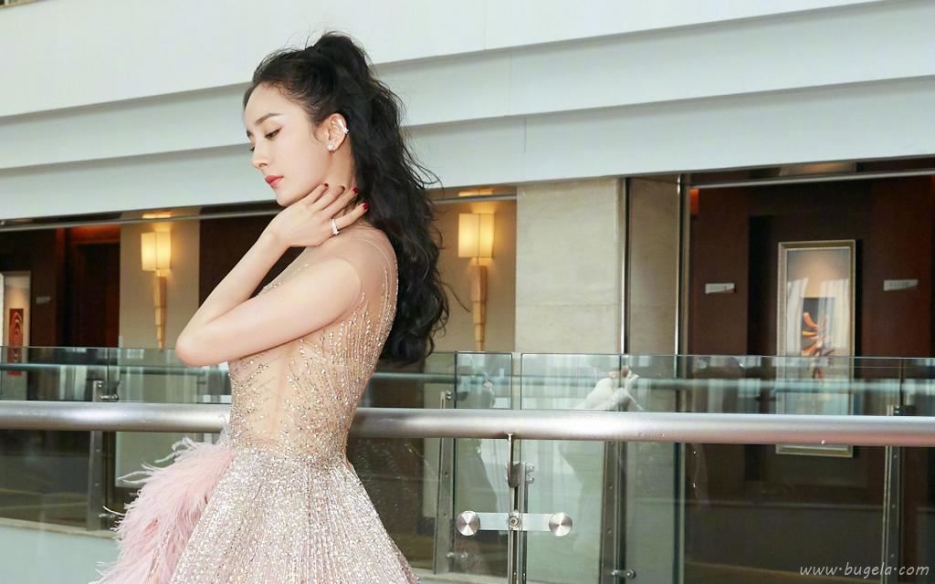 杨幂羽毛裙性感优雅迷人写真图片