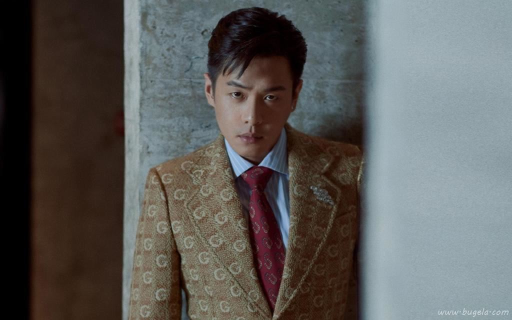文质彬彬帅哥张若昀时尚西装写真图片