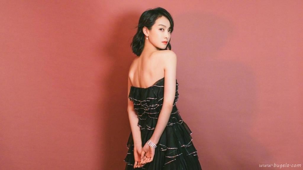 性感香肩女神宋茜干净白皙写真图片