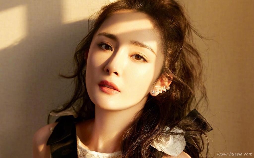 杨幂羽毛裙性感优雅迷人写真图片