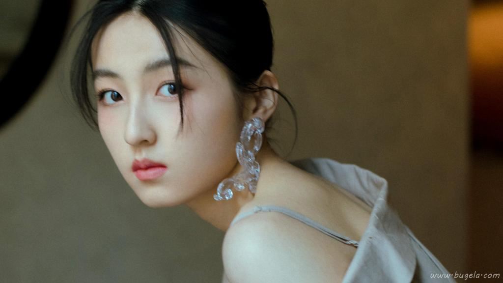 张子枫衬衫裙女人味十足写真图片