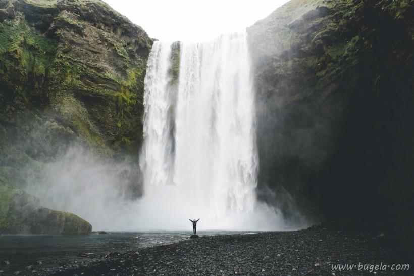 漂亮的飞流直下的瀑布图片大全