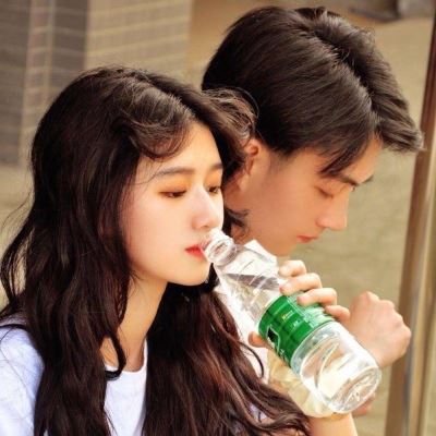 头像偏向一边的情侣头像 超甜蜜情图片