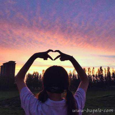 漂亮的情人比心头像图片