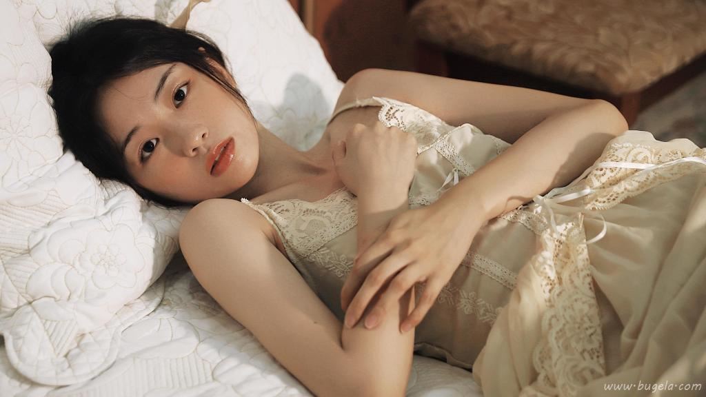 美女吊带裙图片