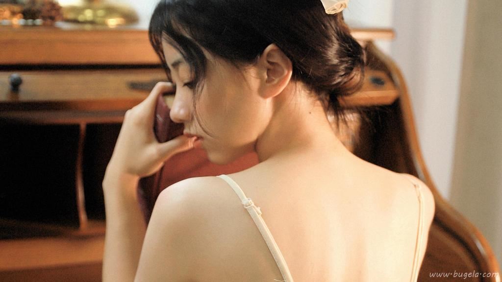 美女吊带裙图片