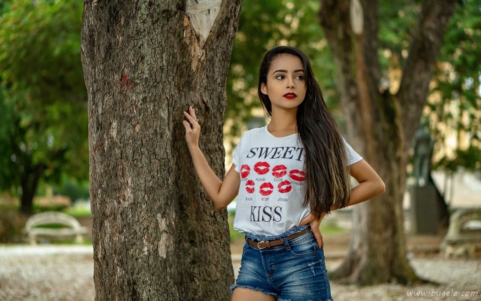俏皮美女图片壁纸