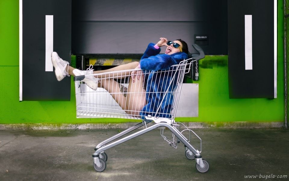 清秀美女休闲风图片壁纸