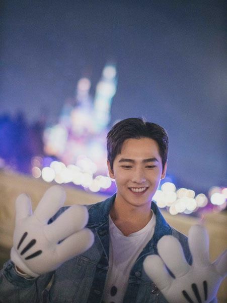 帅气男星杨洋迪士尼梦幻写真图片