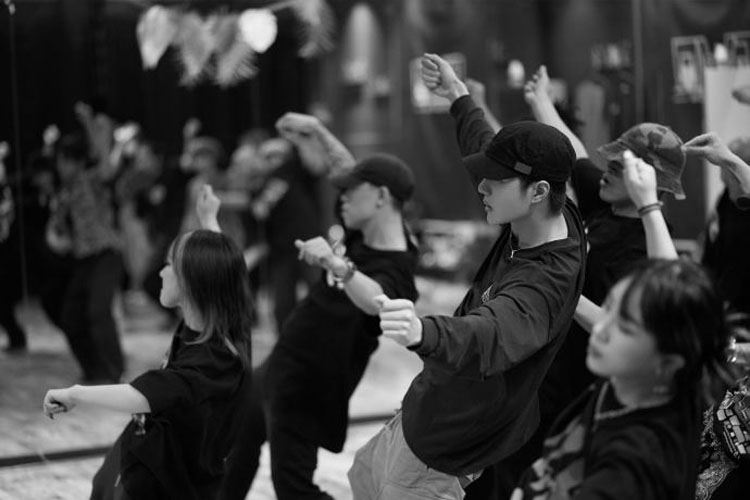 王一博练习室黑白花絮图片