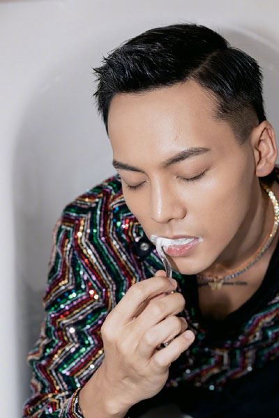 陈伟霆浴缸搞怪刷牙可爱写真图片
