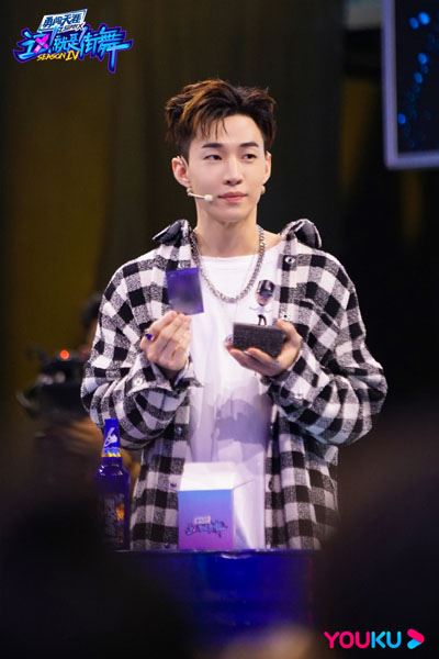 刘宪华桀骜黑白格纹造型写真图片
