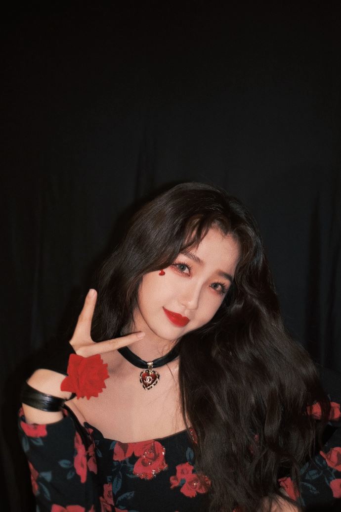 虞书欣化身甜酷辣妹魅力无限写真