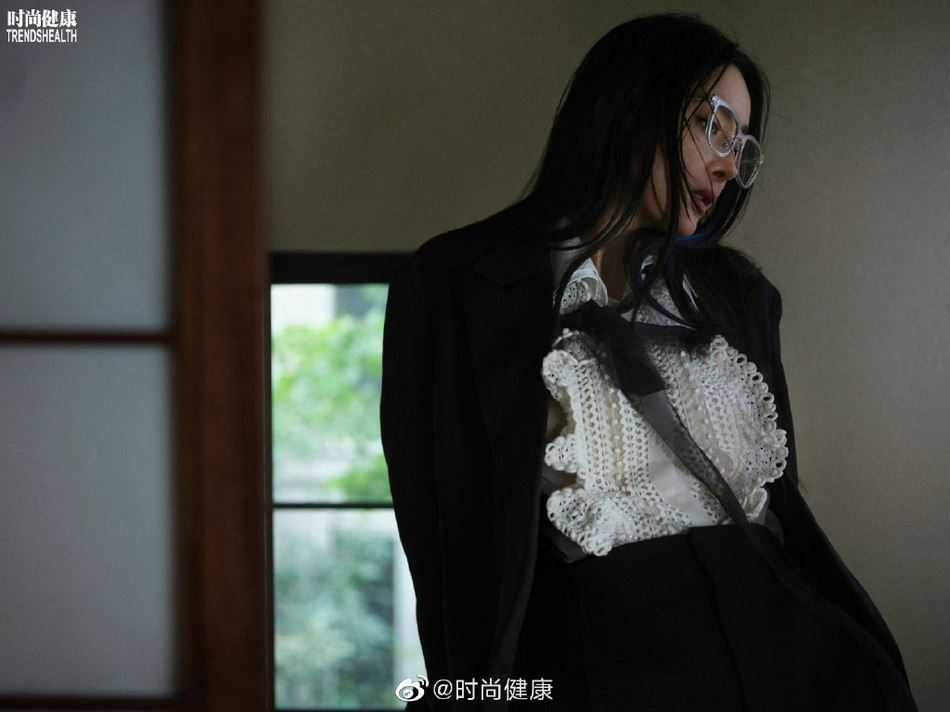 杨幂蓝色挑染造型慵懒迷人写真
