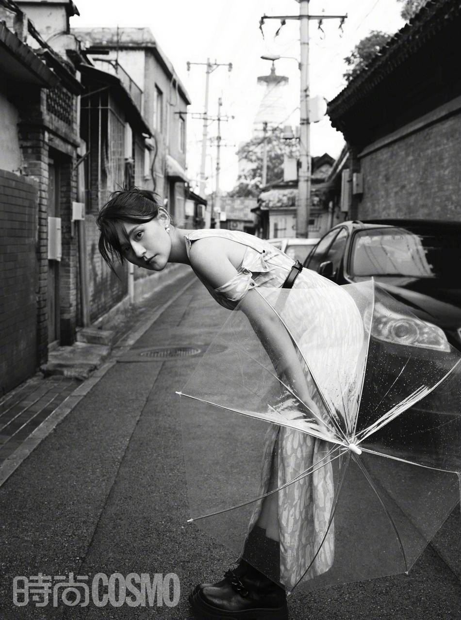 热依扎撑伞漫步背景胡同黑白写真