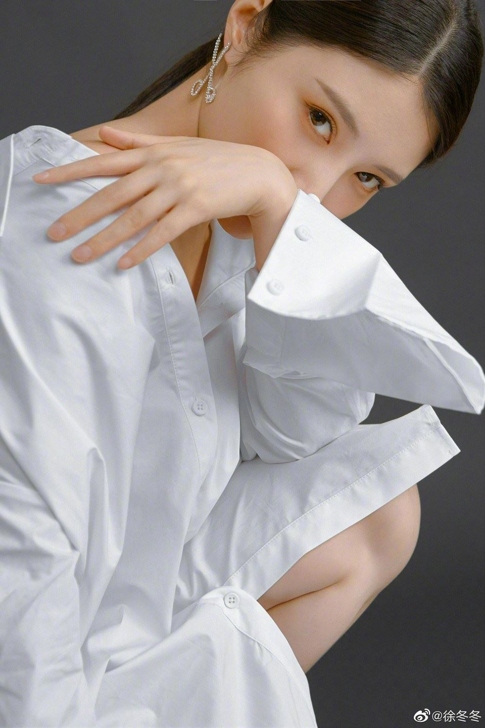 徐冬冬男友风白衬衫大秀美腿写真