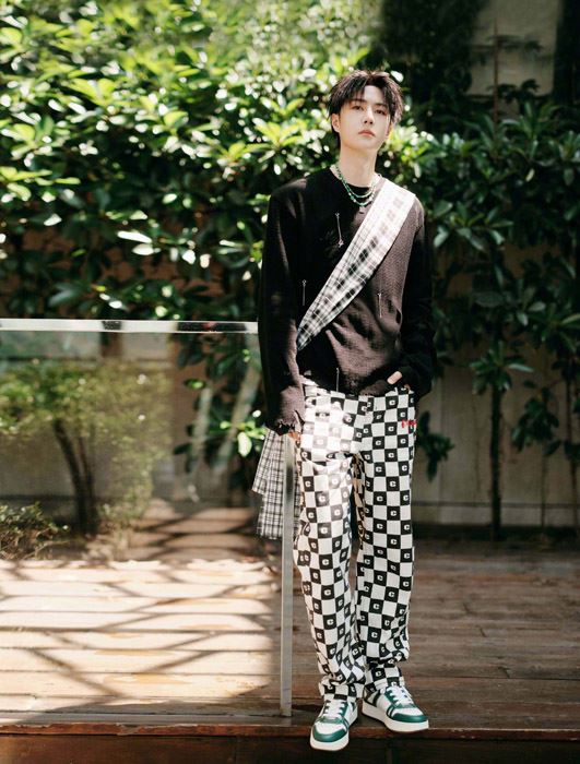 王一博街头风黑白棋格裤写真图片