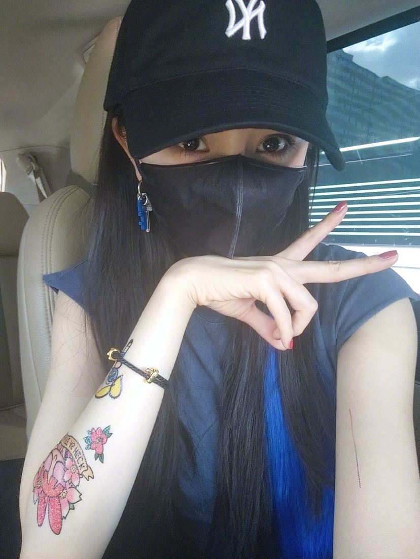 杨幂画展诗幂同框露可爱纹身贴图片
