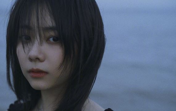 谭松韵笑容怼脸拍海边游客照