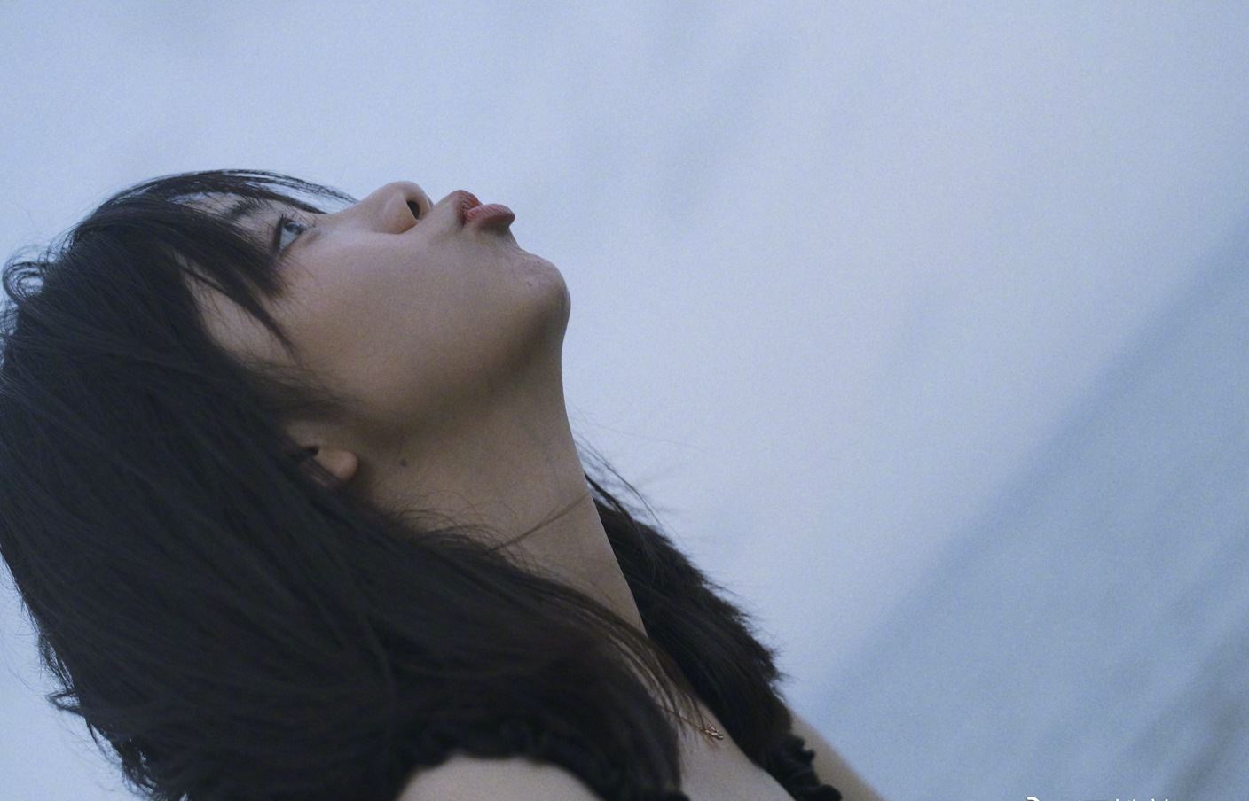 谭松韵笑容怼脸拍海边游客照