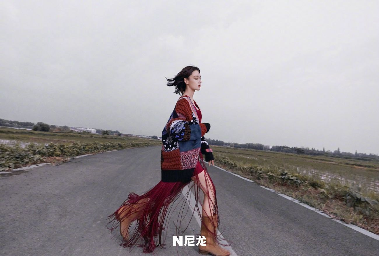 张馨予公路野生大片彰显自由与潇洒