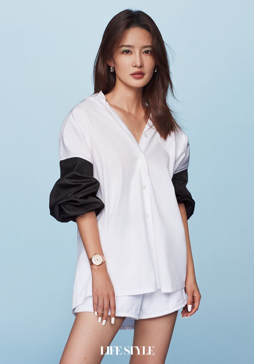 李沁简约时尚运动风女友大片