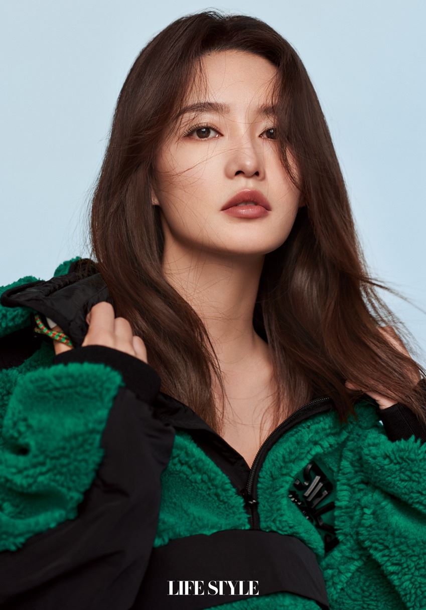 李沁简约时尚运动风女友大片