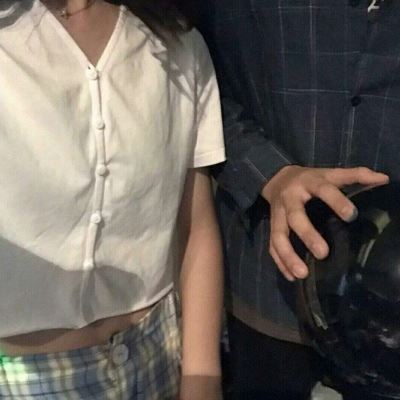 动漫男生拉着女生的情侣头像 部位情头双人污图片