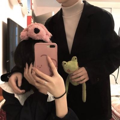 动漫男生拉着女生的情侣头像 部位情头双人污图片