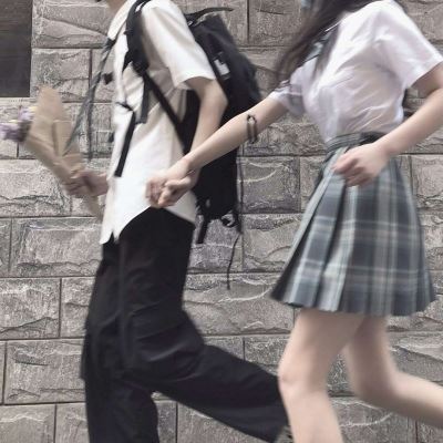 动漫男生拉着女生的情侣头像 部位情头双人污图片