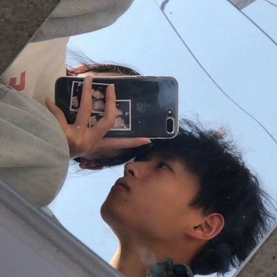 动漫男生拉着女生的情侣头像 部位情头双人污图片