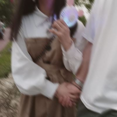 动漫男生拉着女生的情侣头像 部位情头双人污图片