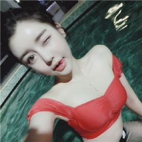 白色清纯甜美软妹子_女生头像_爱扣扣网图片
