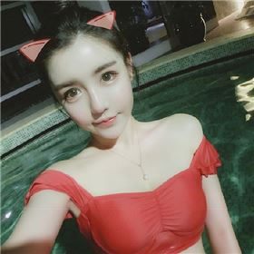 白色清纯甜美软妹子_女生头像_爱扣扣网图片