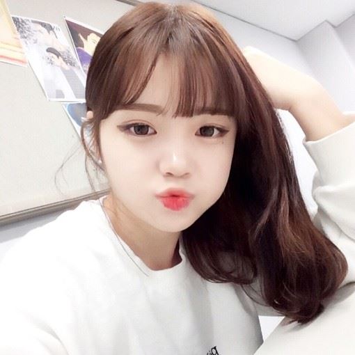 小红唇清新可爱邻家妹子_女生头像_爱扣扣网图片