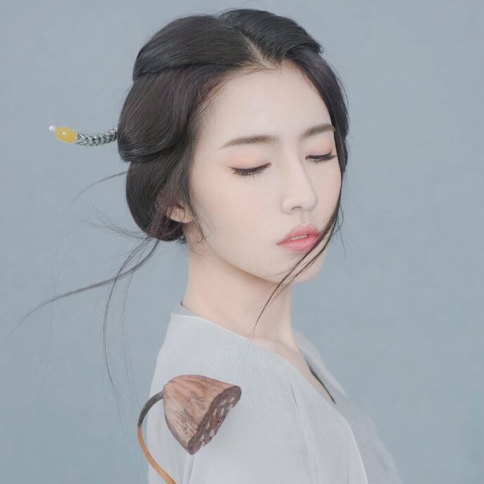 头像女生简单气质图片