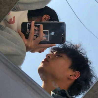 动漫男生拉着女生的情侣头像 部位情头双人污图片