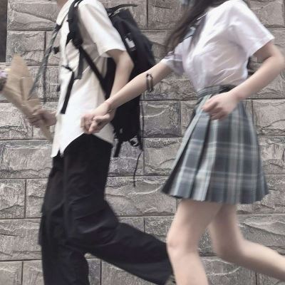 动漫男生拉着女生的情侣头像 部位情头双人污图片