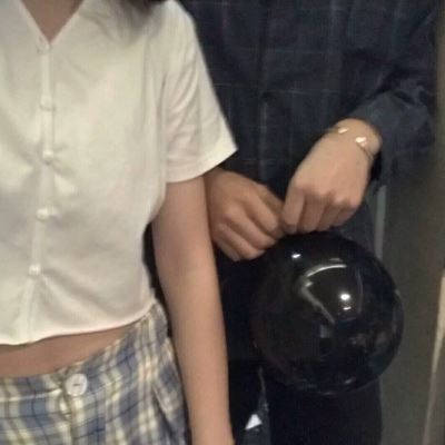 动漫男生拉着女生的情侣头像 部位情头双人污图片