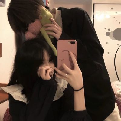 动漫男生拉着女生的情侣头像 部位情头双人污图片