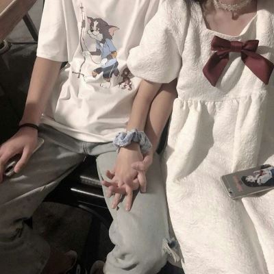 动漫男生拉着女生的情侣头像 部位情头双人污图片