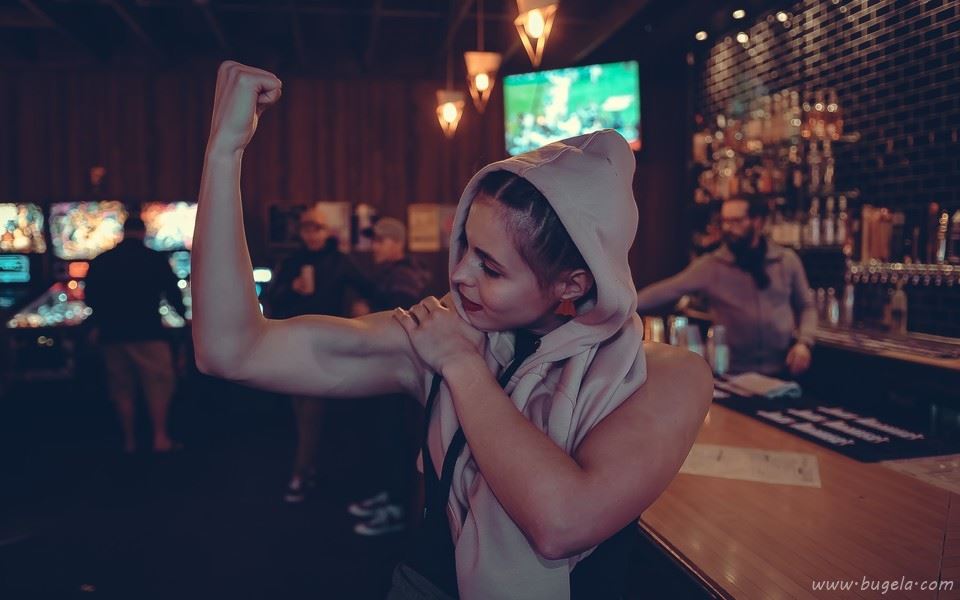 唯美夜色清纯养眼酒吧美女图片壁纸