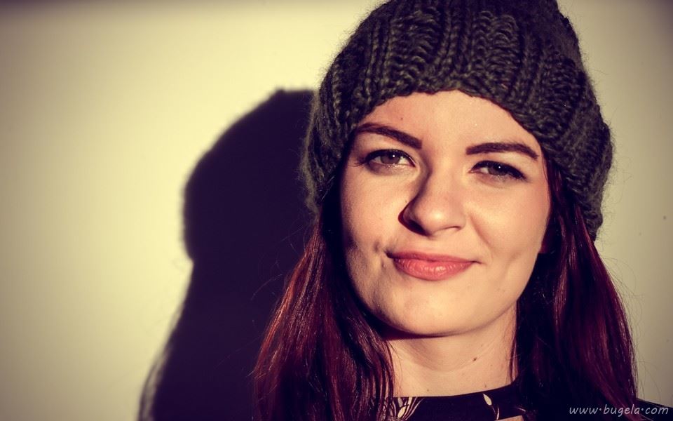 戴着帽子的美女图片壁纸