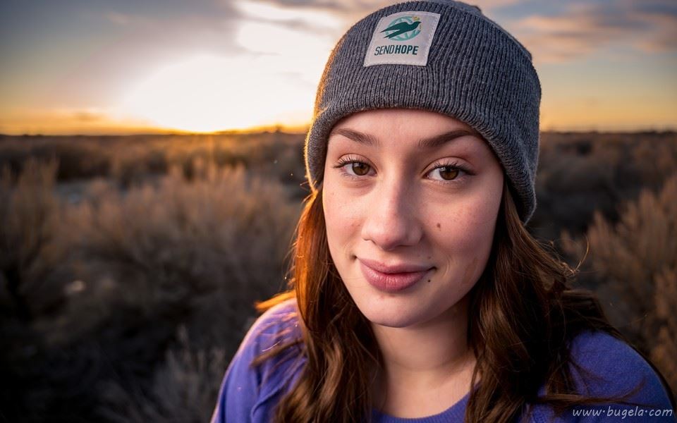 戴着帽子的美女图片壁纸