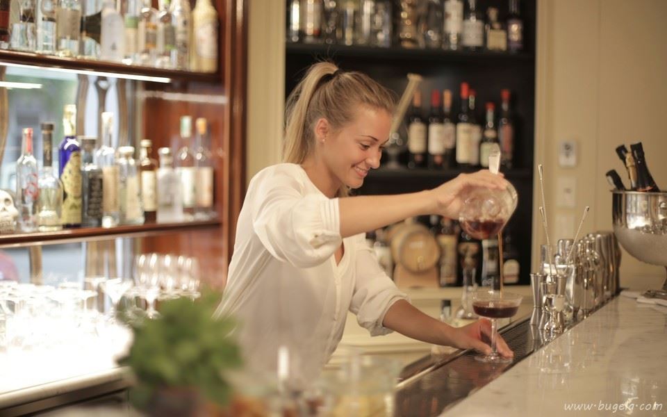 唯美夜色清纯养眼酒吧美女图片壁纸