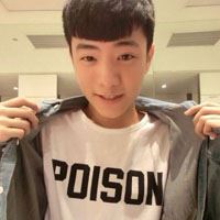 小清新帅哥卖萌嘟嘴剪刀手_男生头像_爱扣扣网图片