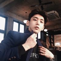 浅笑暖光帅男人_男生头像_爱扣扣网图片